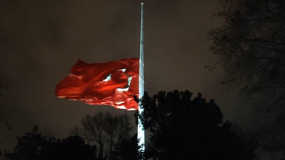 milli yas nedeniyle bayraklar yariya indirildi 0 LyHp3SXJ