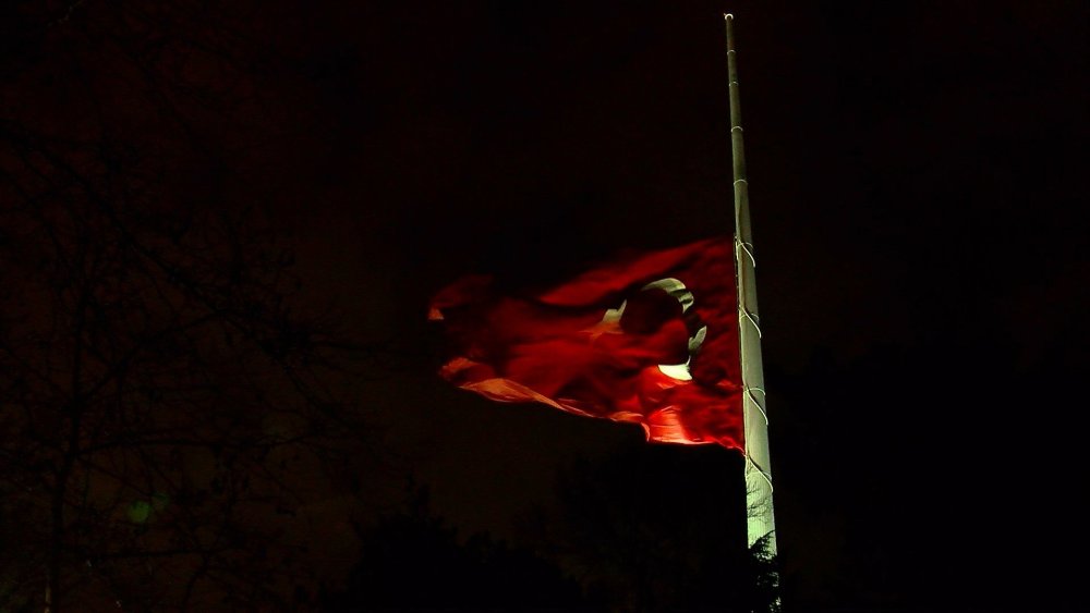 milli yas nedeniyle bayraklar yariya indirildi 2 aXLAOvRy