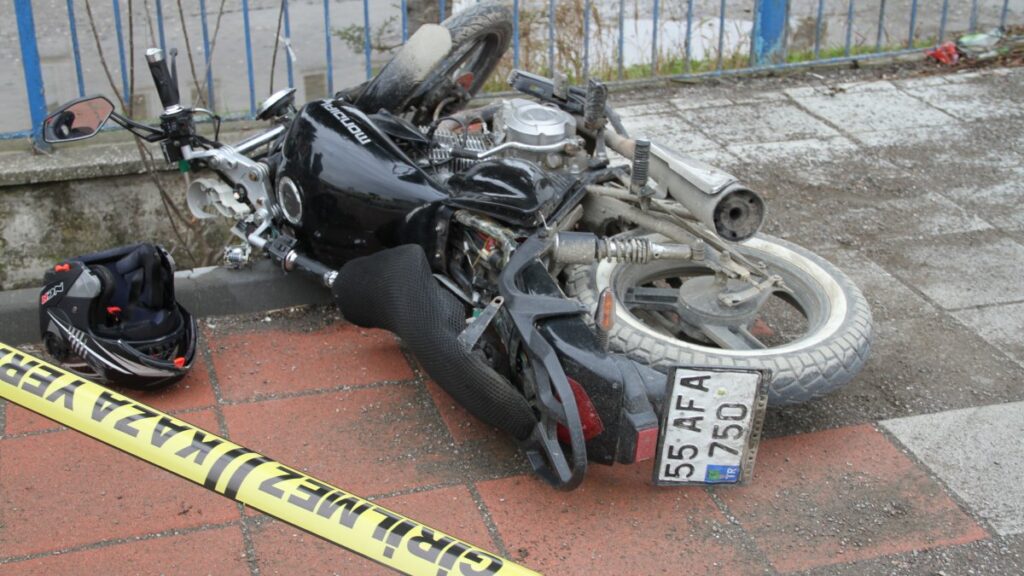 motosiklet hafif ticari araca carpti 1 olu fI3IzAIQ