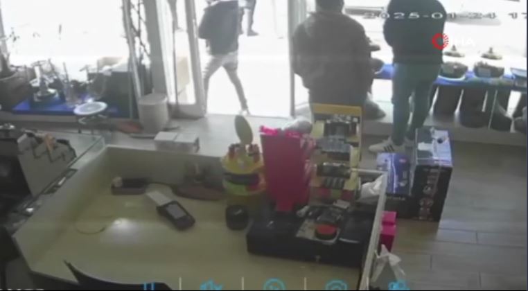 musteri gibi gelip sadaka kutusunu boyle caldilar kamera kayittaydi 0