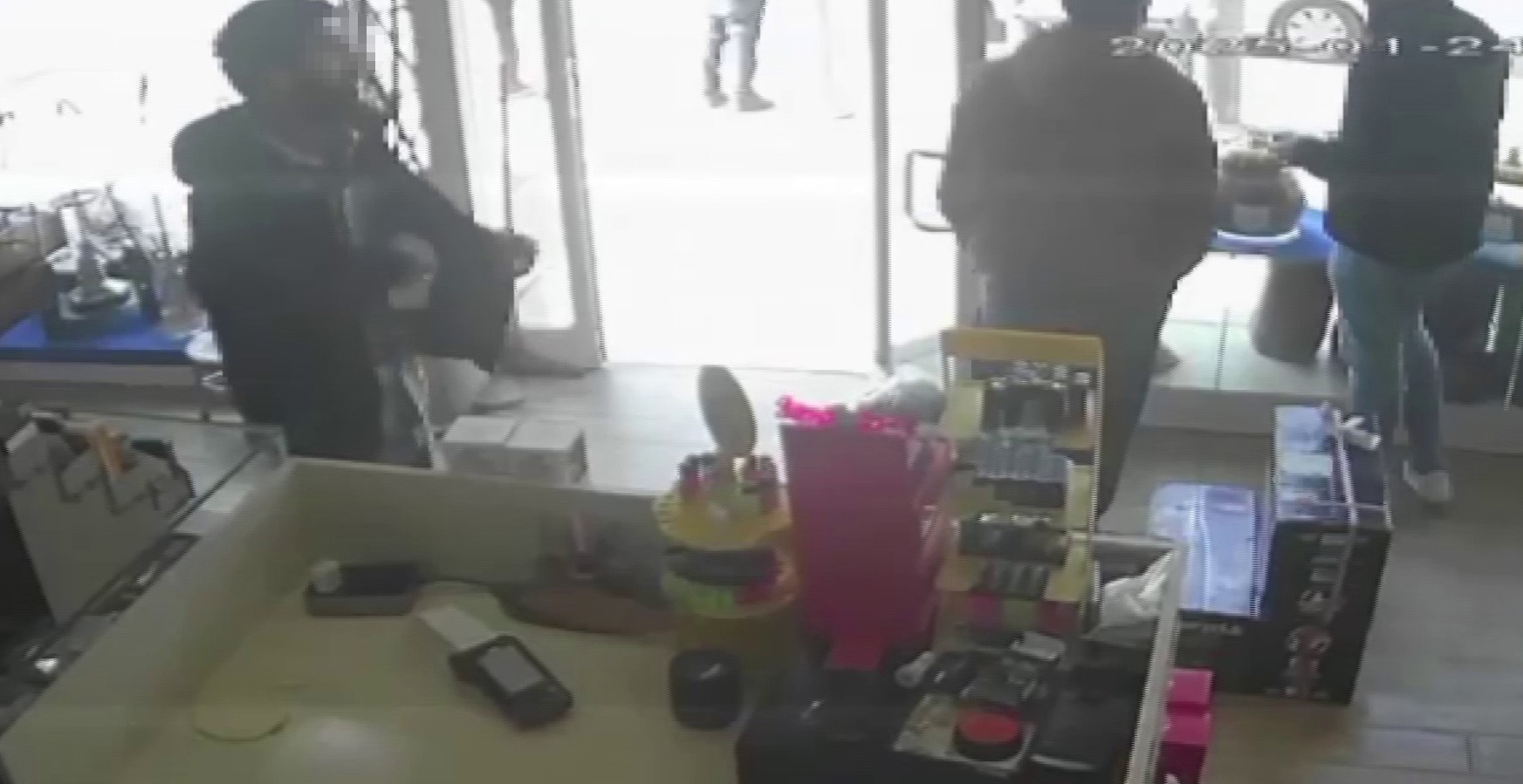 musteri gibi gelip sadaka kutusunu boyle caldilar kamera kayittaydi 1