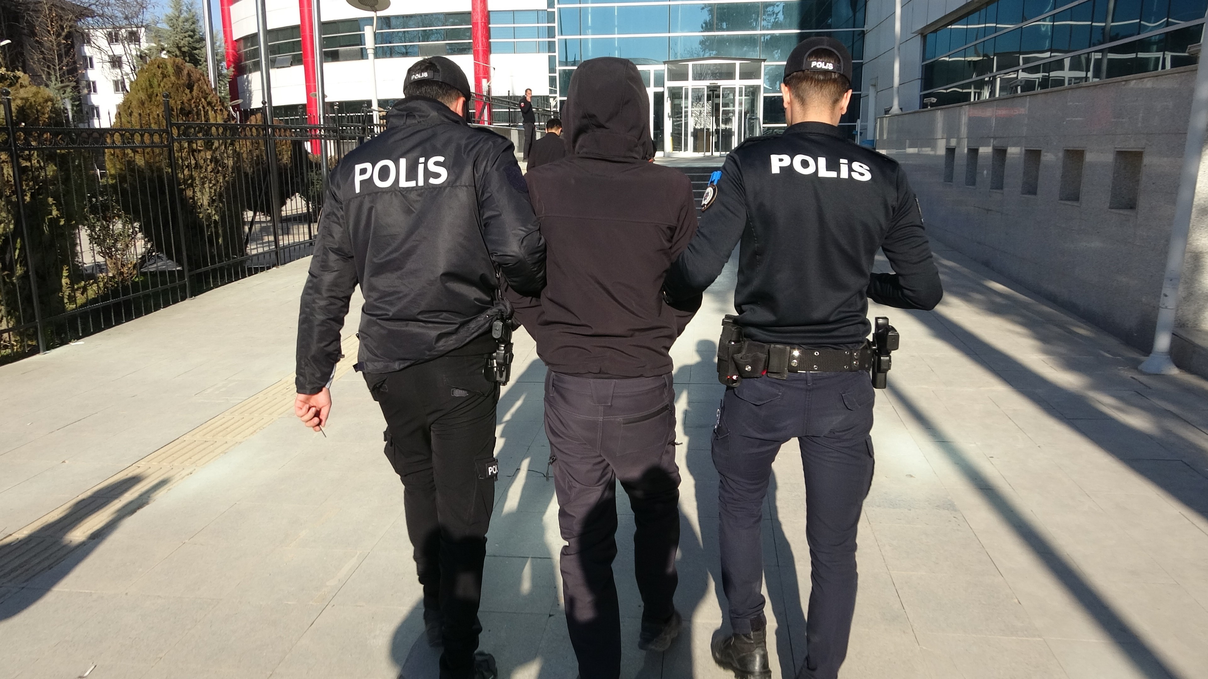 musteri gibi gelip sadaka kutusunu boyle caldilar kamera kayittaydi 2 OsswteAp
