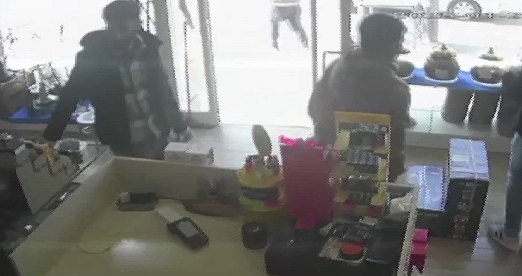 musteri gibi gelip sadaka kutusunu boyle caldilar kamera kayittaydi 3 vkYysz6c