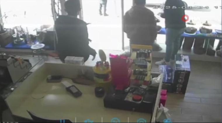 musteri gibi gelip sadaka kutusunu boyle caldilar kamera kayittaydi 7 p7OJYzRS