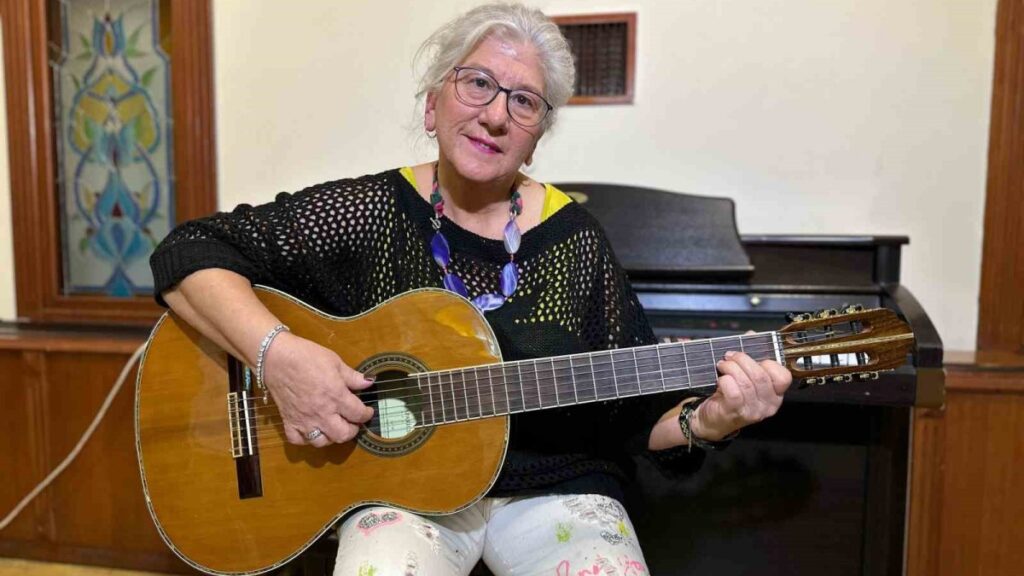 muzik aski 65 yasindan sonra gitarist yapti s8pIPwOy