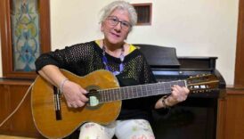 muzik aski 65 yasindan sonra gitarist yapti s8pIPwOy