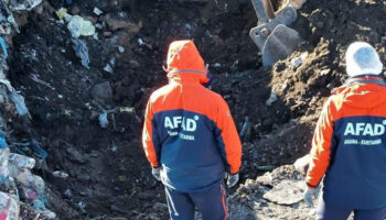 oglunu oldurup cope attigini itiraf etmisti gunlerdir ceset araniyor ag55mraT