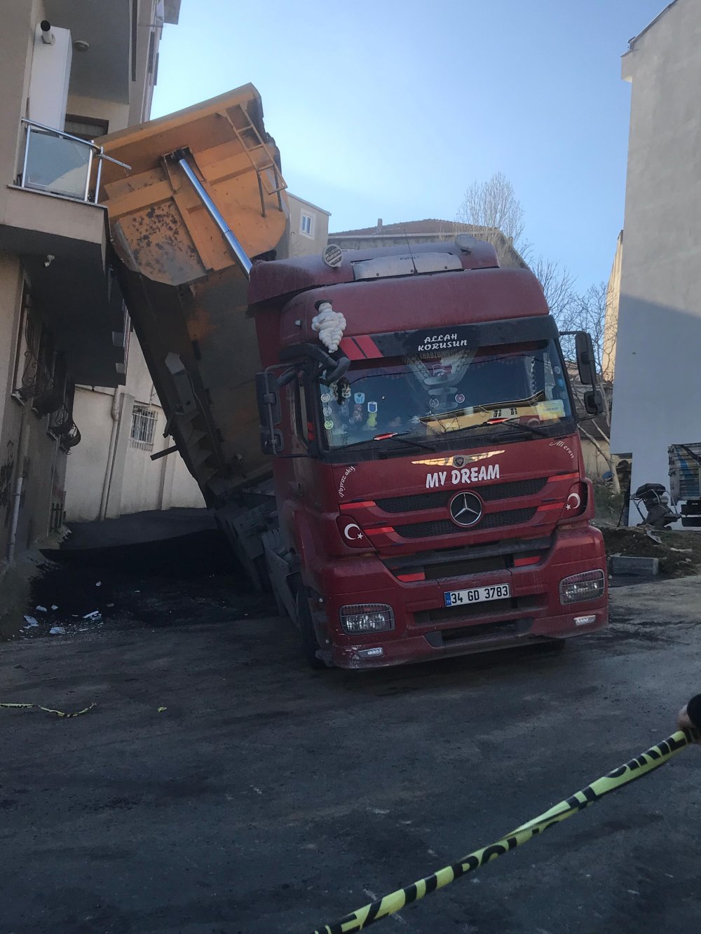 olumden saniyelerle kurtuldu istanbulda korku dolu anlar yasandi 1 7dkZGOPR