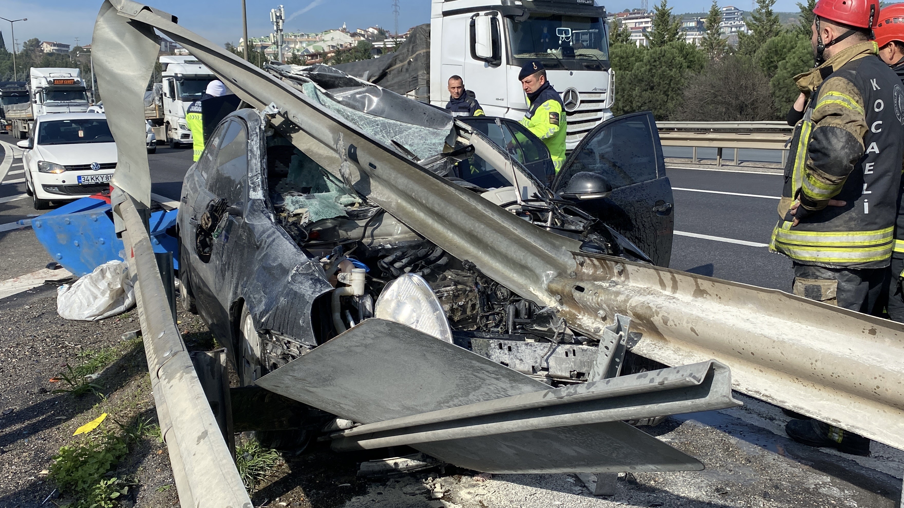 otomobil surucusu bariyerleri parcaladi 0 4zwr1KJg