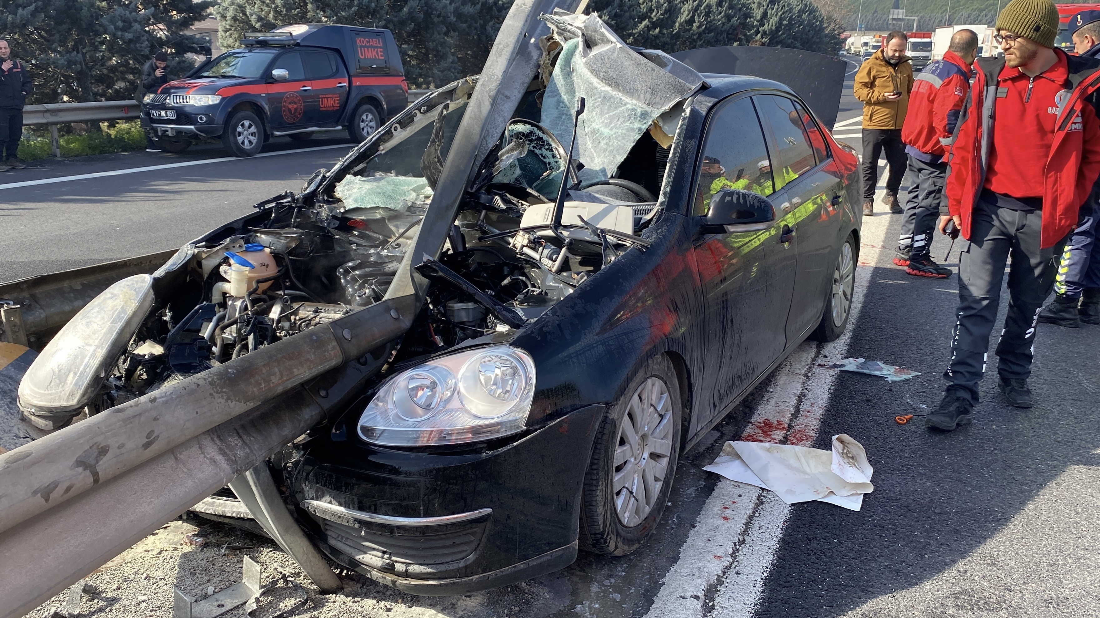 otomobil surucusu bariyerleri parcaladi 1 UlIbpFrV