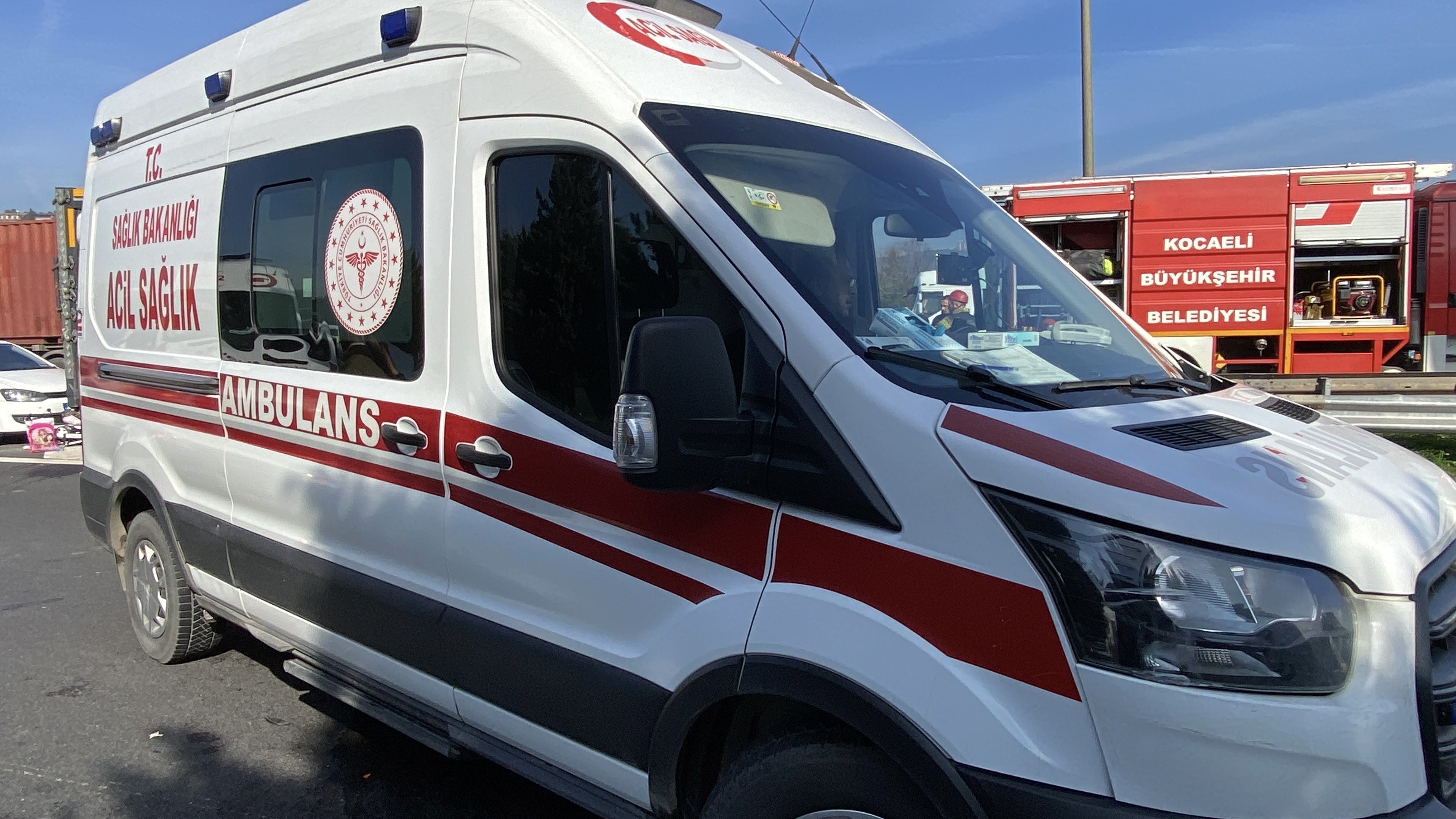 otomobil surucusu bariyerleri parcaladi 2 g2bhO3BE