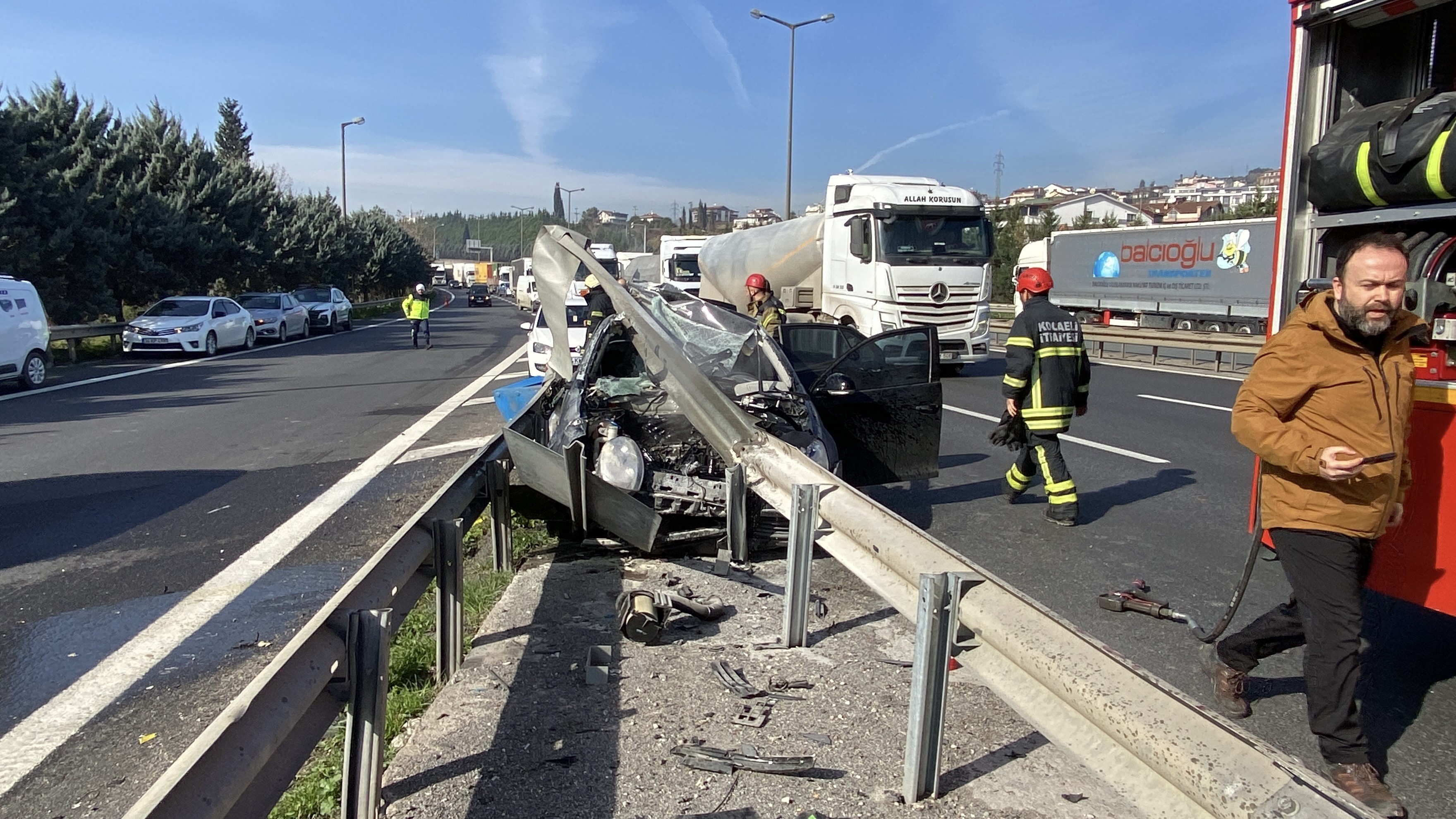 otomobil surucusu bariyerleri parcaladi 3 fUelRzaX