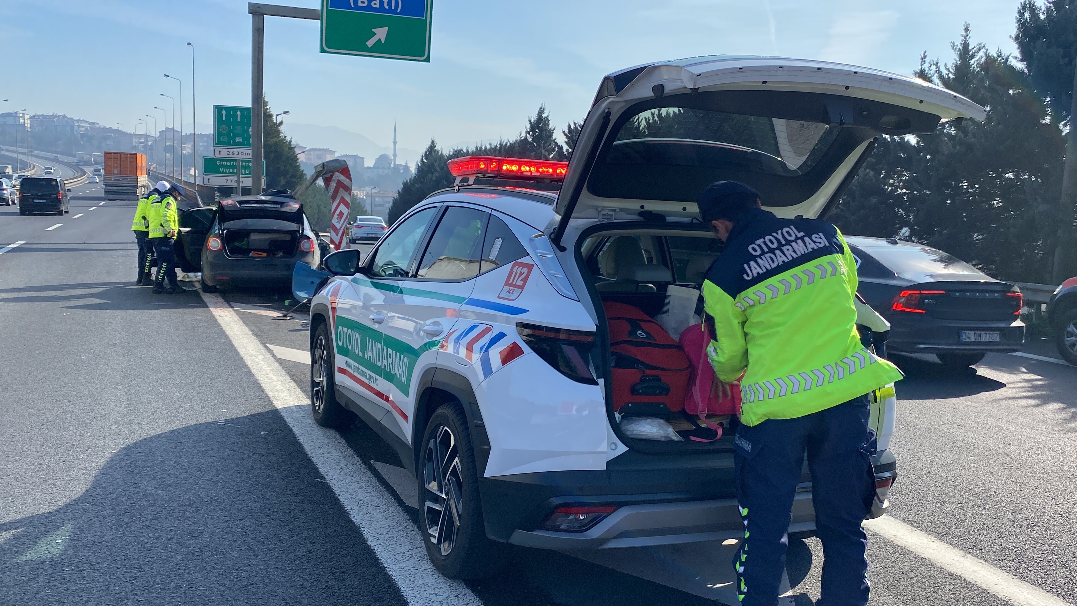 otomobil surucusu bariyerleri parcaladi 4 ePelfLHw