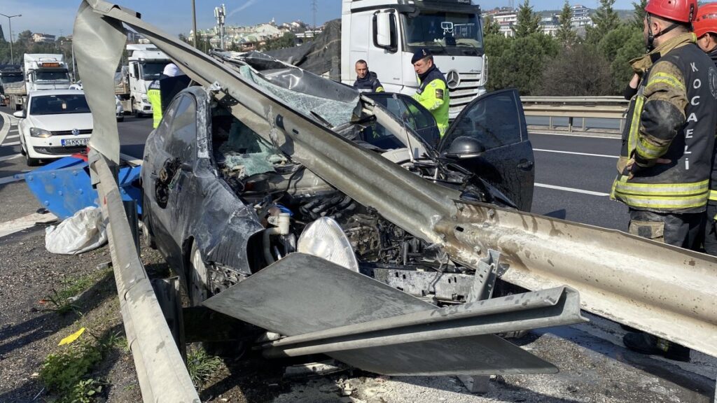 otomobil surucusu bariyerleri parcaladi Yebez9wR