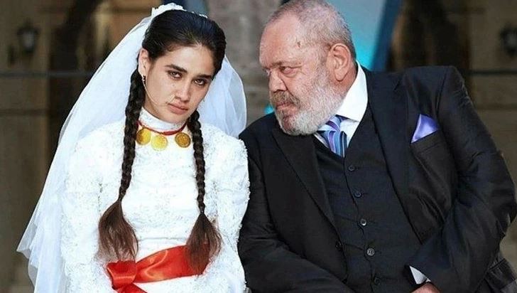 oyuncu meltem miraloglu para kazanmak icin temizlik yapiyor 0