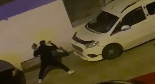 park halindeki araca kaldirim tasli saldiri 0 hMDtmkBi