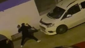 park halindeki araca kaldirim tasli saldiri L2RmHc3C