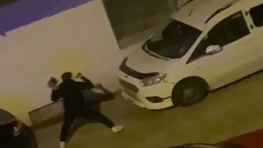 park halindeki araca saldirdi otomobilin camini kirdi yakalandi 2BX3N218