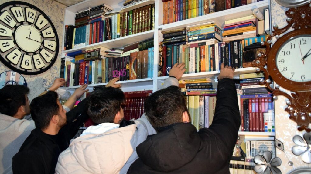 saat atolyesini kutuphaneye donusturdu FmBTMVQC