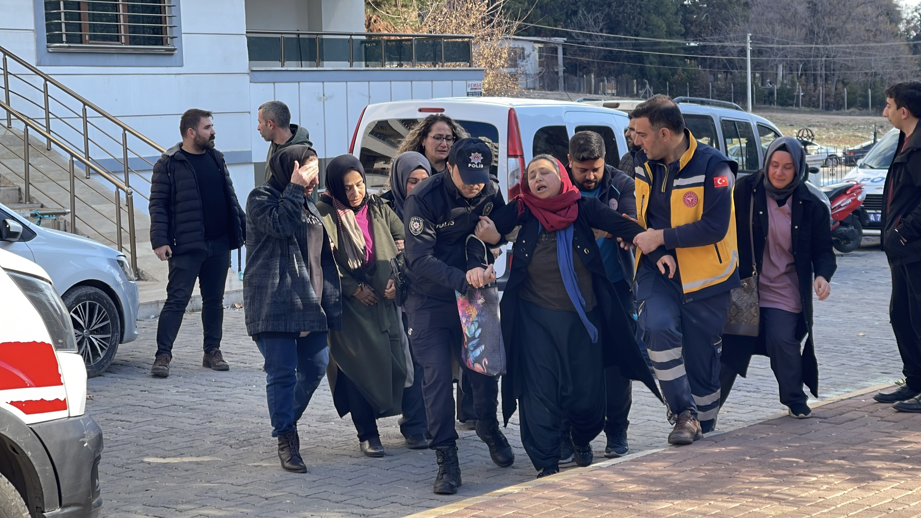 sanliurfada cinnet getiren anne 2 kizini katledip intihar etti altinlarini komsusuna birakti 12