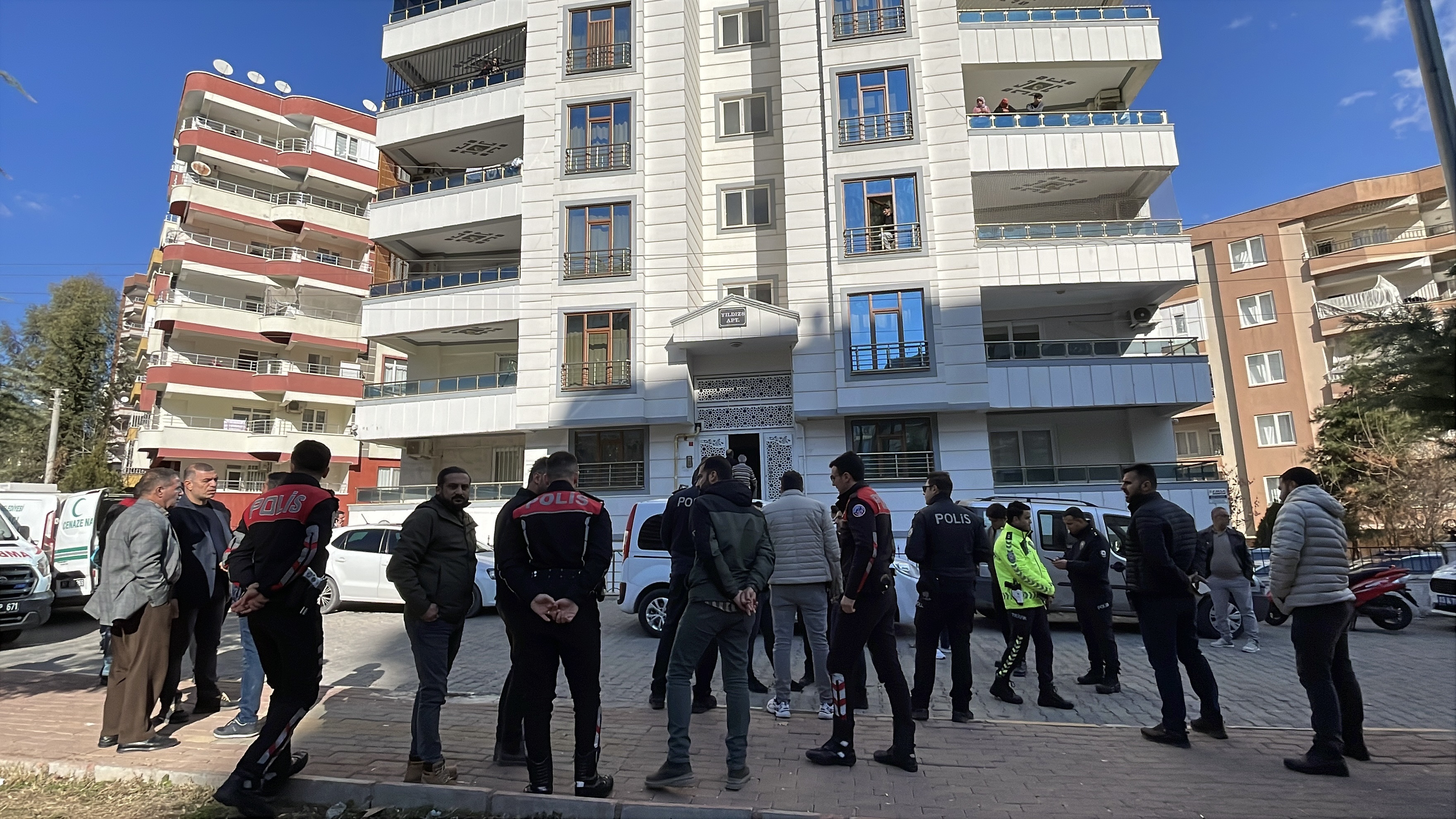 sanliurfada cinnet getiren anne 2 kizini katledip intihar etti altinlarini komsusuna birakti 13 fcnhil5u