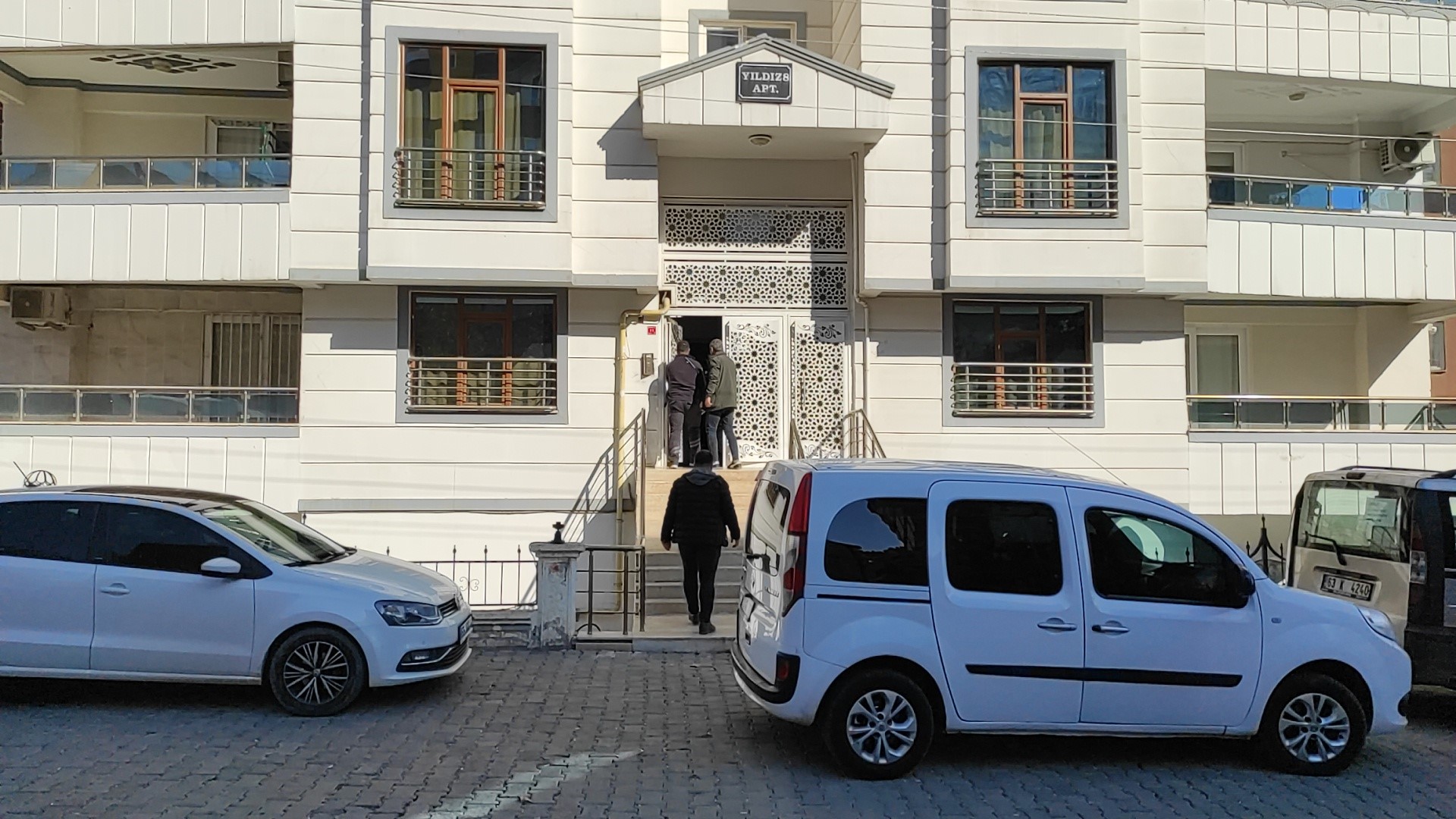 sanliurfada cinnet getiren anne 2 kizini katledip intihar etti altinlarini komsusuna birakti 4 QGmhBrLS