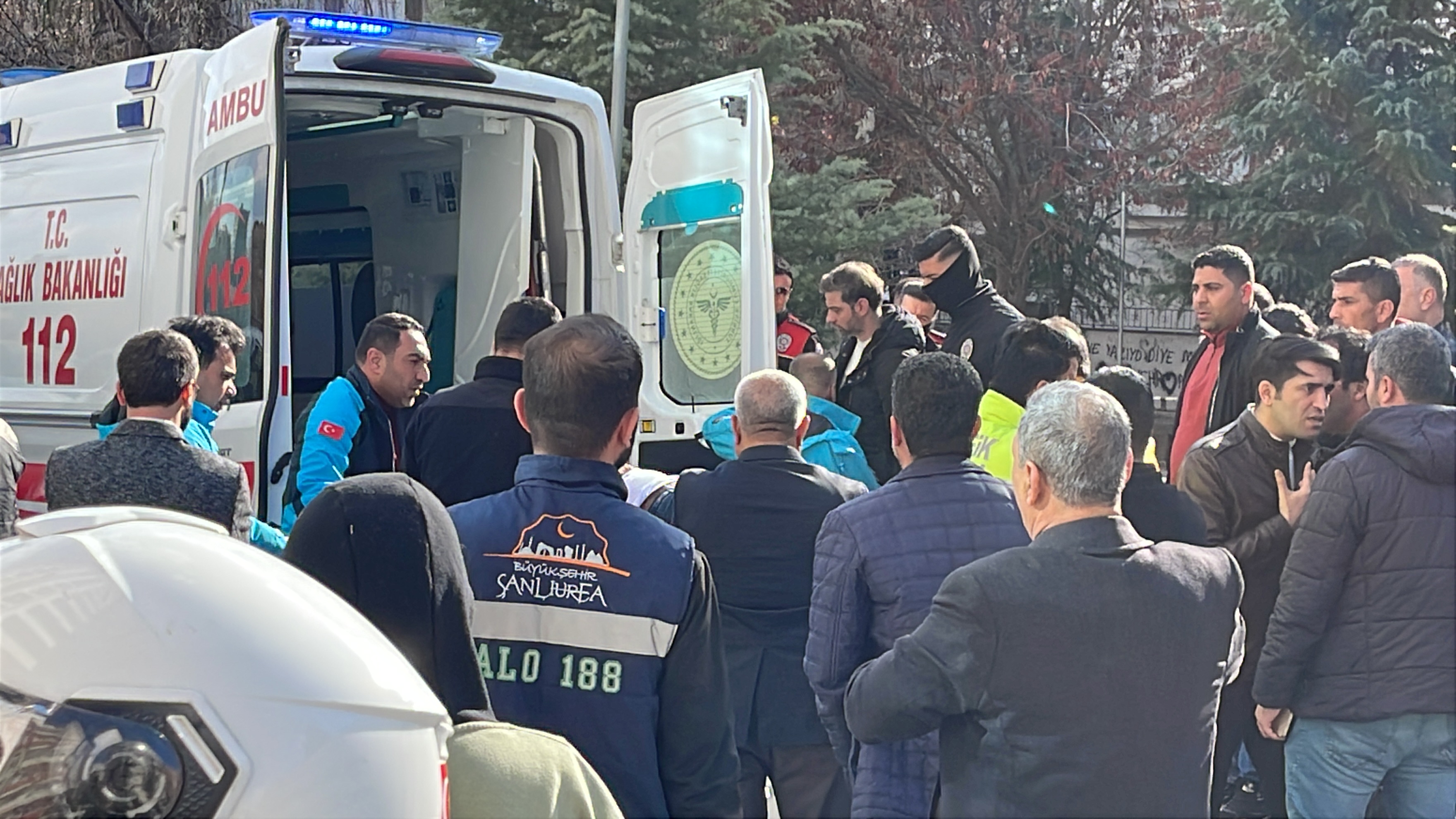 sanliurfada cinnet getiren anne 2 kizini katledip intihar etti altinlarini komsusuna birakti 6 ahQqQSzj