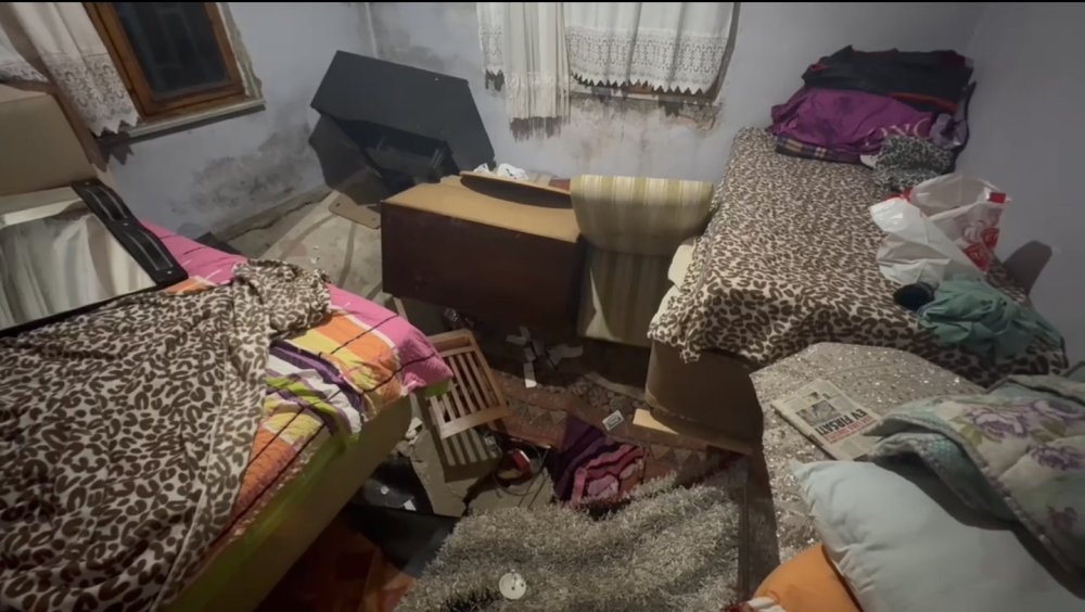 saskina ceviren goruntu uyurken odasinin zemini coktu 3 eF6BQBVS