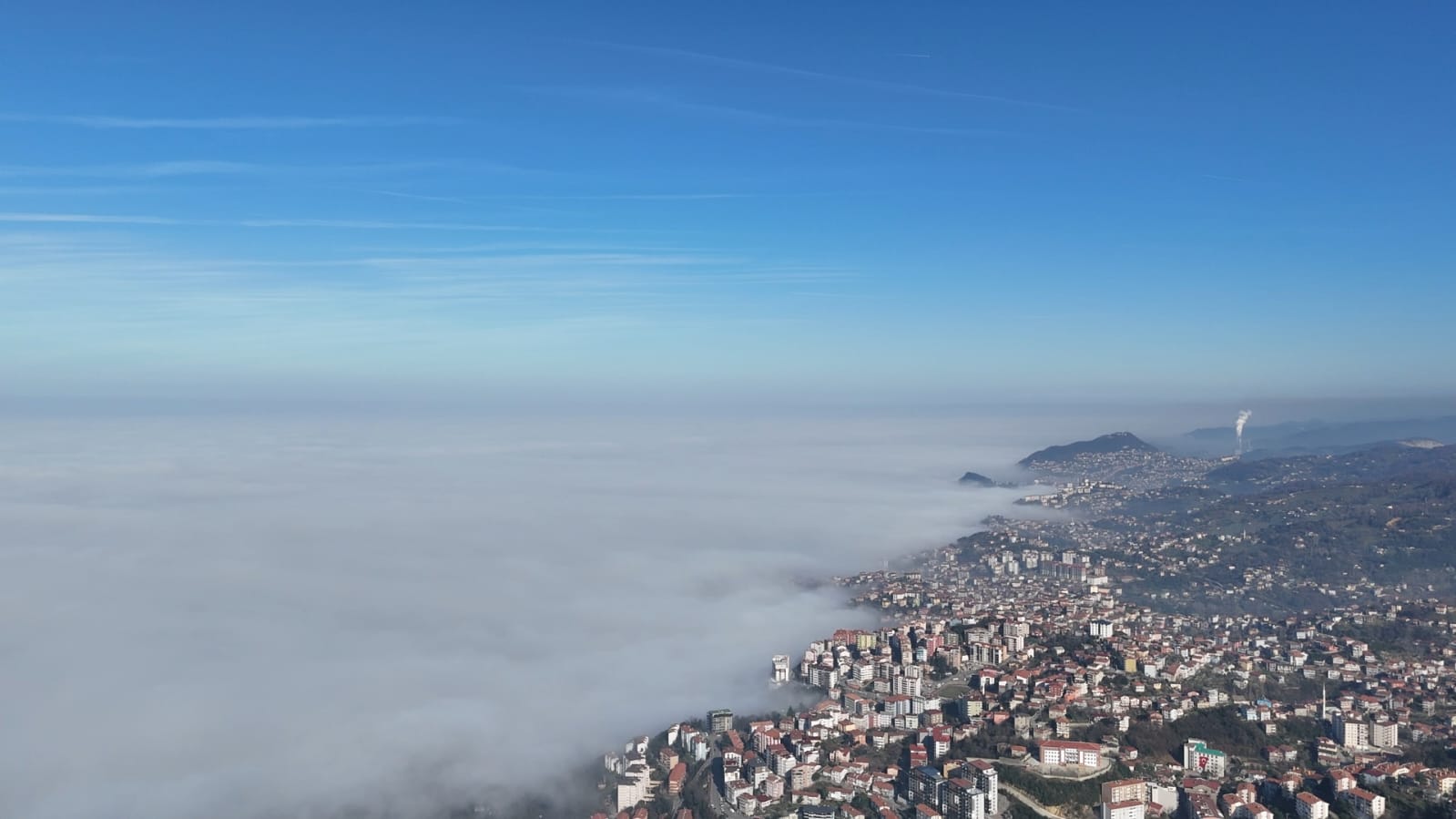 sehir siste kayboldu mesafe 20 metreye dustu gorenler saskina dondu 3 WWnIwg38