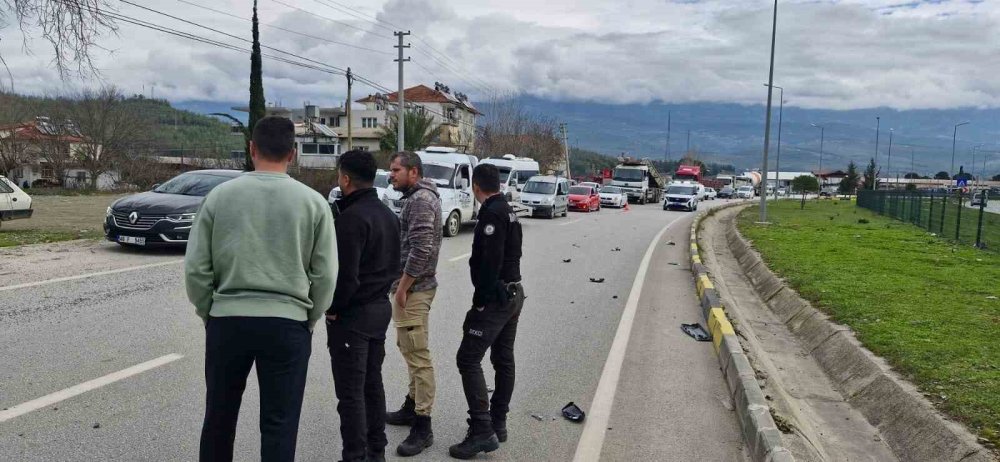 seydikemerdeki kazada iki arac takla atti 2 Hewirk4c