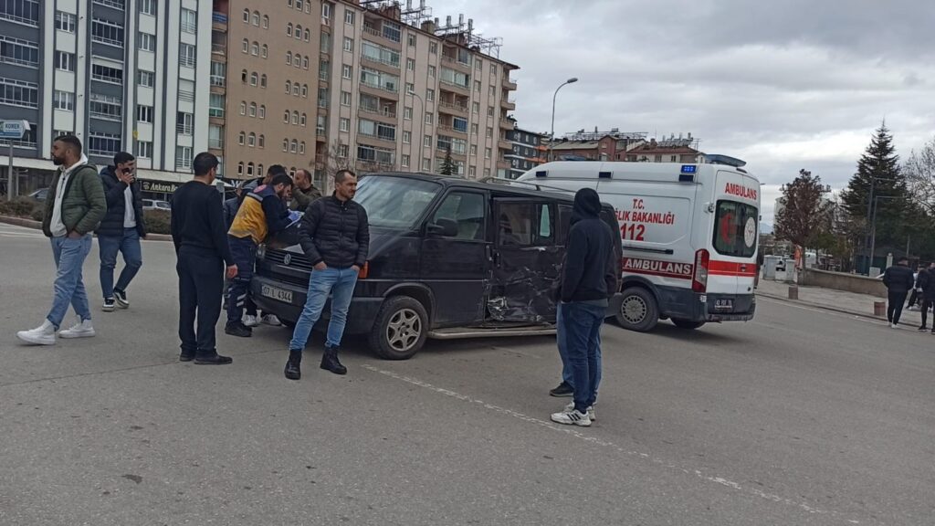 seydisehirde trafik kazasi 2 yarali aCuRvq3z