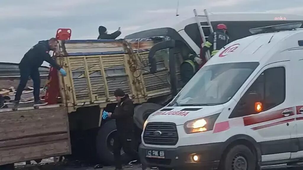 seyir halindeki yolcu otobusu ile tir carpisti 3 kisi hayatini kaybetti 33 kisi yaralandi IiIM94YB