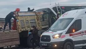 seyir halindeki yolcu otobusu ile tir carpisti 3 kisi hayatini kaybetti 33 kisi yaralandi IiIM94YB