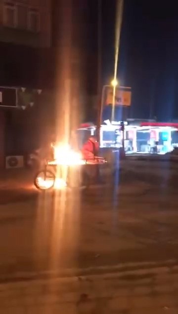 seyyar satici dehset sacti alev topuna donen tezgah kamerada 2 RvrgTyFp