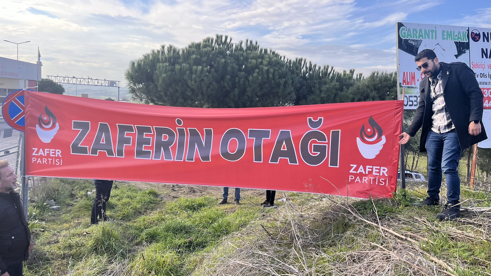 silivri cezaevi onunde umit ozdaga destek cadiri eski genel baskan yardimcisi ali colak paylasti I7SGJJeE