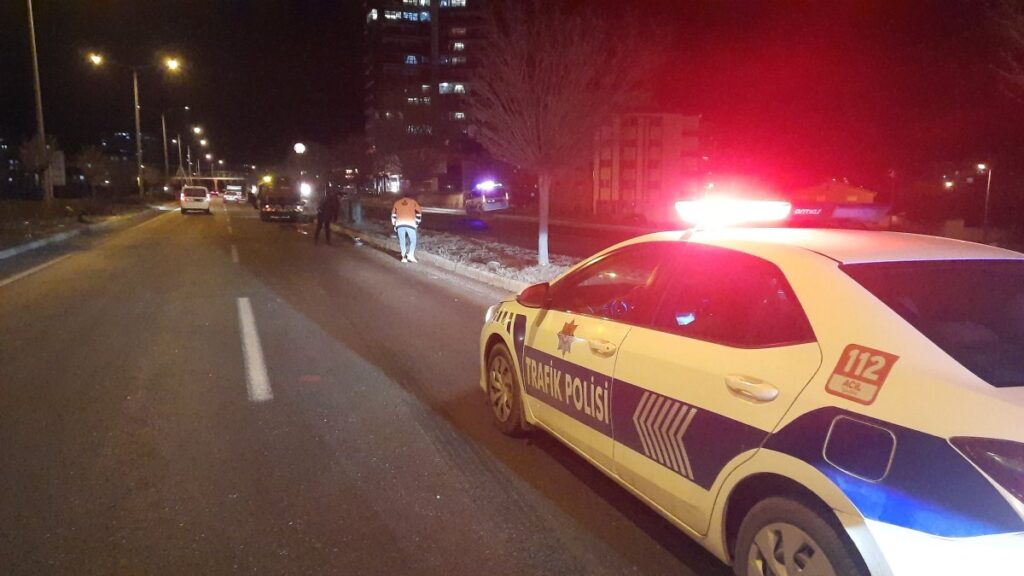 sivasta kontrolden cikan otomobil orta refuje cikti 5rFkKtCT