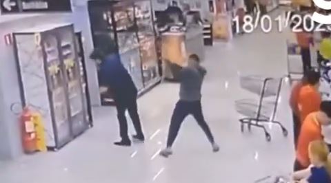supermarket mudurunun kafasina dev kuregi indirdi patates cuvali gibi dustu 0 K9QM5FNQ