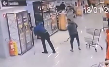 supermarket mudurunun kafasina dev kuregi indirdi patates cuvali gibi dustu 1 WlRCrDvB