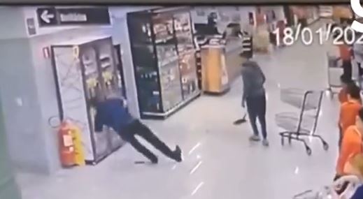 supermarket mudurunun kafasina dev kuregi indirdi patates cuvali gibi dustu 2
