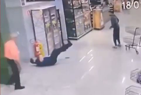 supermarket mudurunun kafasina dev kuregi indirdi patates cuvali gibi dustu 3