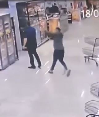 supermarket mudurunun kafasina dev kuregi indirdi patates cuvali gibi dustu 4 X8OtvVHQ