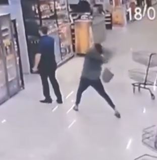 supermarket mudurunun kafasina dev kuregi indirdi patates cuvali gibi dustu 5
