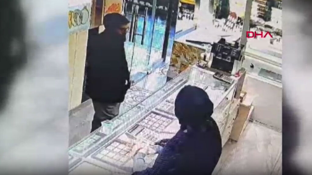 Takma sakal ve gözlükle kuyumcuya gidip 270 bin lira dolandırmıştı! Tutuklandı 1 takma sakal ve gozlukle kuyumcuya gidip 270 bin lira dolandirmisti tutuklandi 373kLFjb