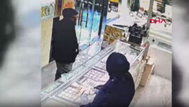 takma sakal ve gozlukle kuyumcuya gidip 270 bin lira dolandirmisti tutuklandi 373kLFjb