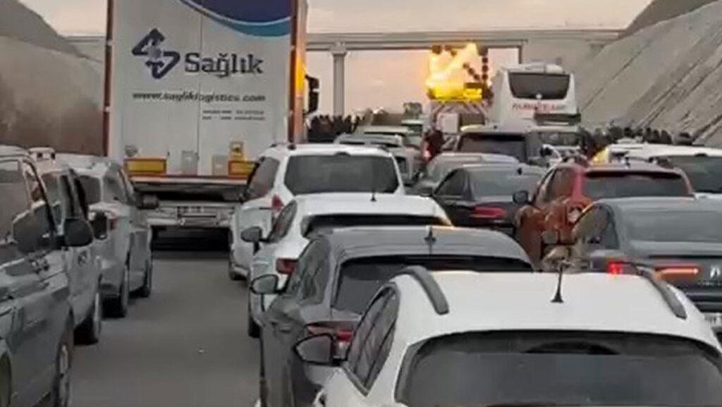tanker devrildi bursa izmir otobani trafige kapandi A7STI6t2