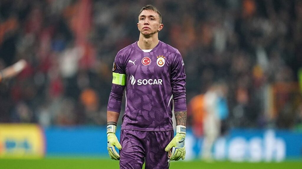 taraftarin islikladigi muslera isyan etti okan buruk ikna etmeye calisti ama pyuVY51U