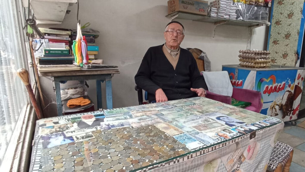 tarihi olaylari tek tek not aliyor gelecek nesillere rehberlik yapiyor BFXeMqM4
