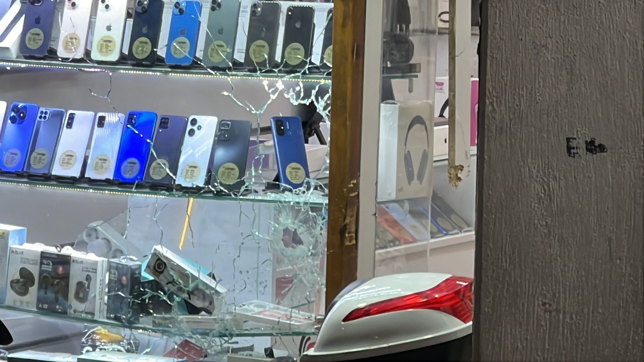 telefon kilifini begenmedi kursun yagdirdi 2 DlJMZQw3