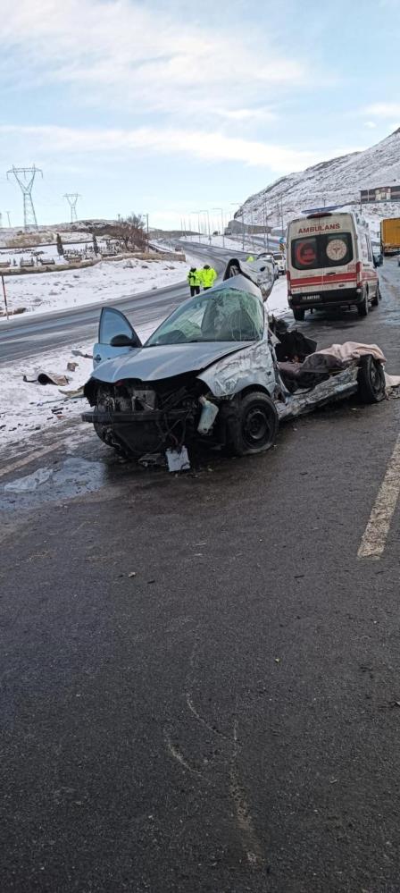 tir ile carpisan otomobil kagit gibi ezildi olu ve yaralilar var 0 kqAVULvB