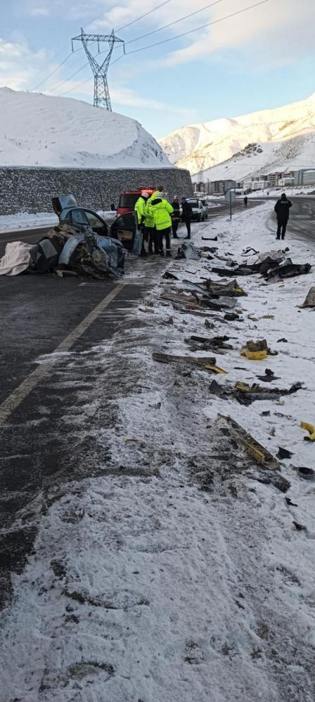 tir ile carpisan otomobil kagit gibi ezildi olu ve yaralilar var 1 bFP64eK7